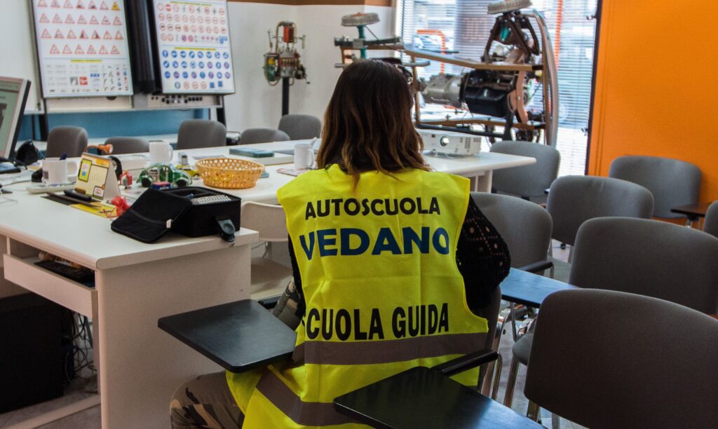 Persona durante una lezione di guida all'Autoscuola Carate